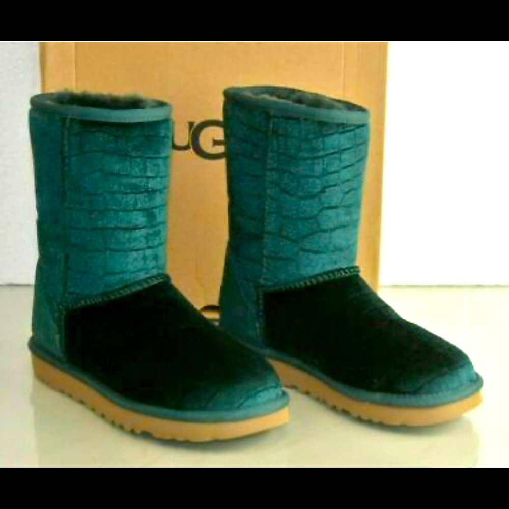 Womens Size 8 Emerald Green UGG Classic Short II Croc Velvet BOOTS